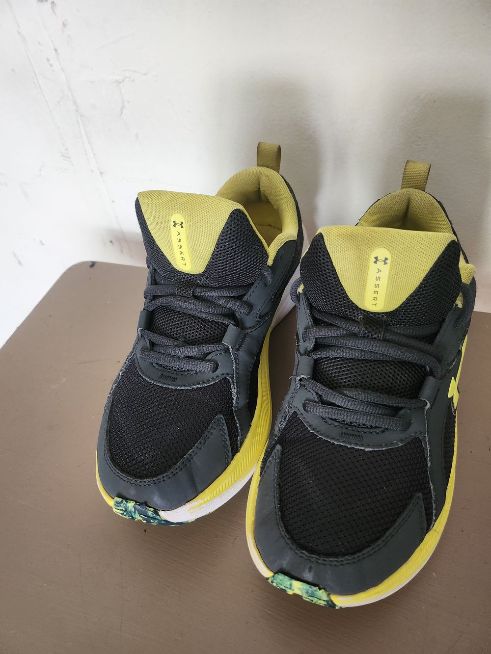 Under armour assert men size 7 Athletic Sneakers in Black and Yellow -